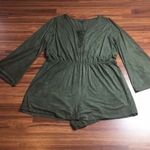 🔥🔥NWOT - Hunter Green Faux Suede Romper